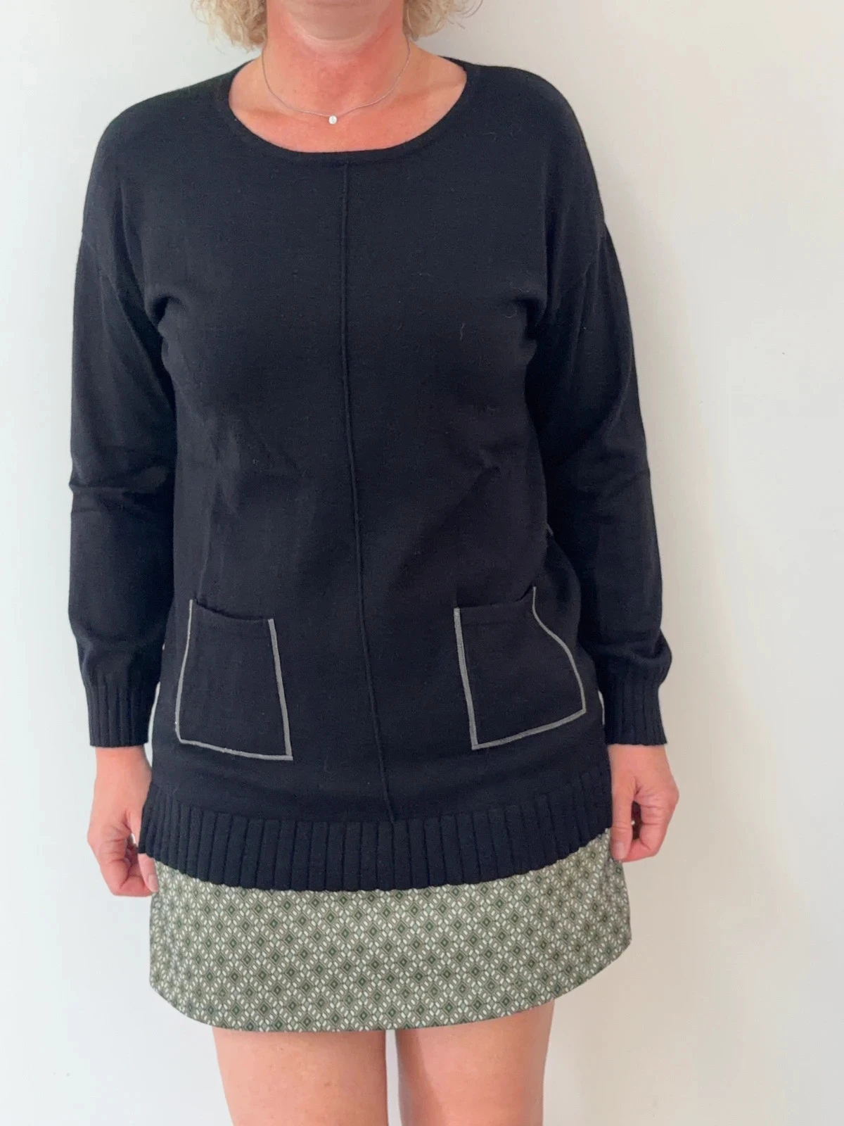 Pull long Marina V noir poches contrastées – T2 38/40 – Comme neuf